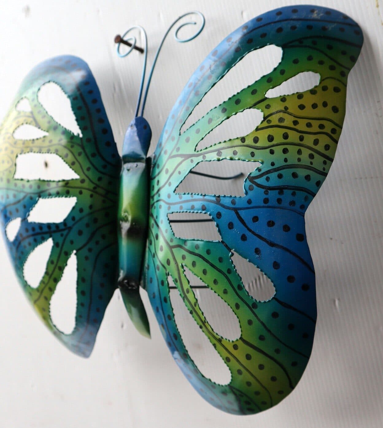 Farfalla decorativa in metallo dipinto sfruttabile come applique blu verde cm 30 - 5
