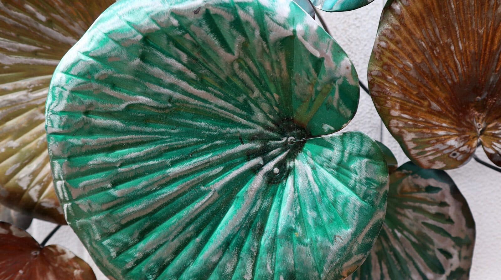 Pannello  in metallo floreale edera stilizzata creato e colorato mano cm 72x50x12 dipinte realizzate artigianale - 3