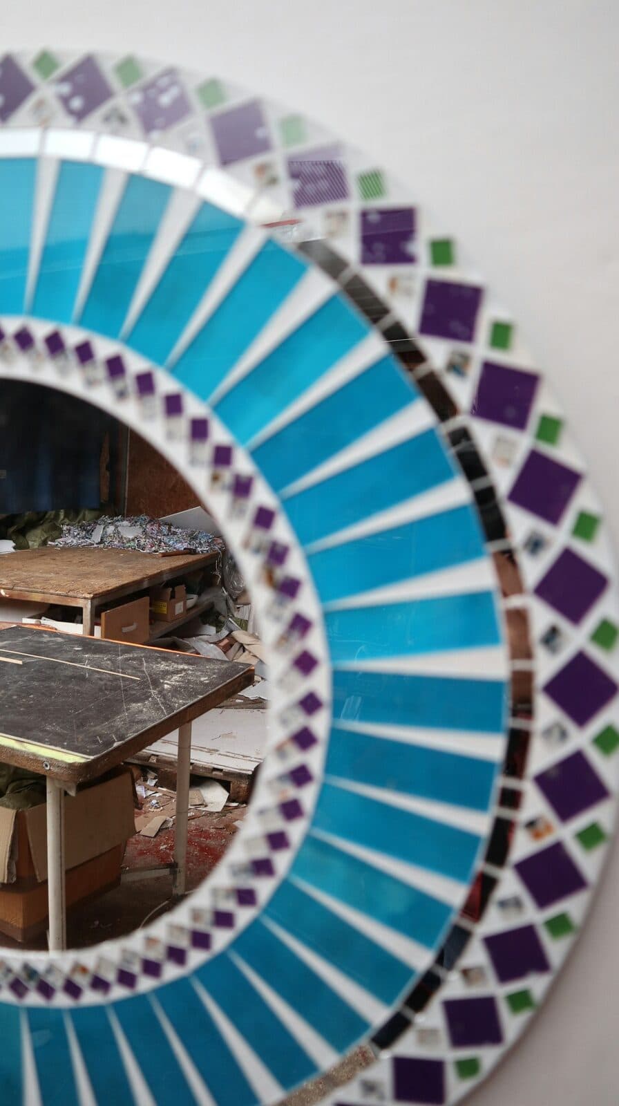 Specchio  in legno e mosaico di vetro  cm 50  celeste e bianco e viola - 4