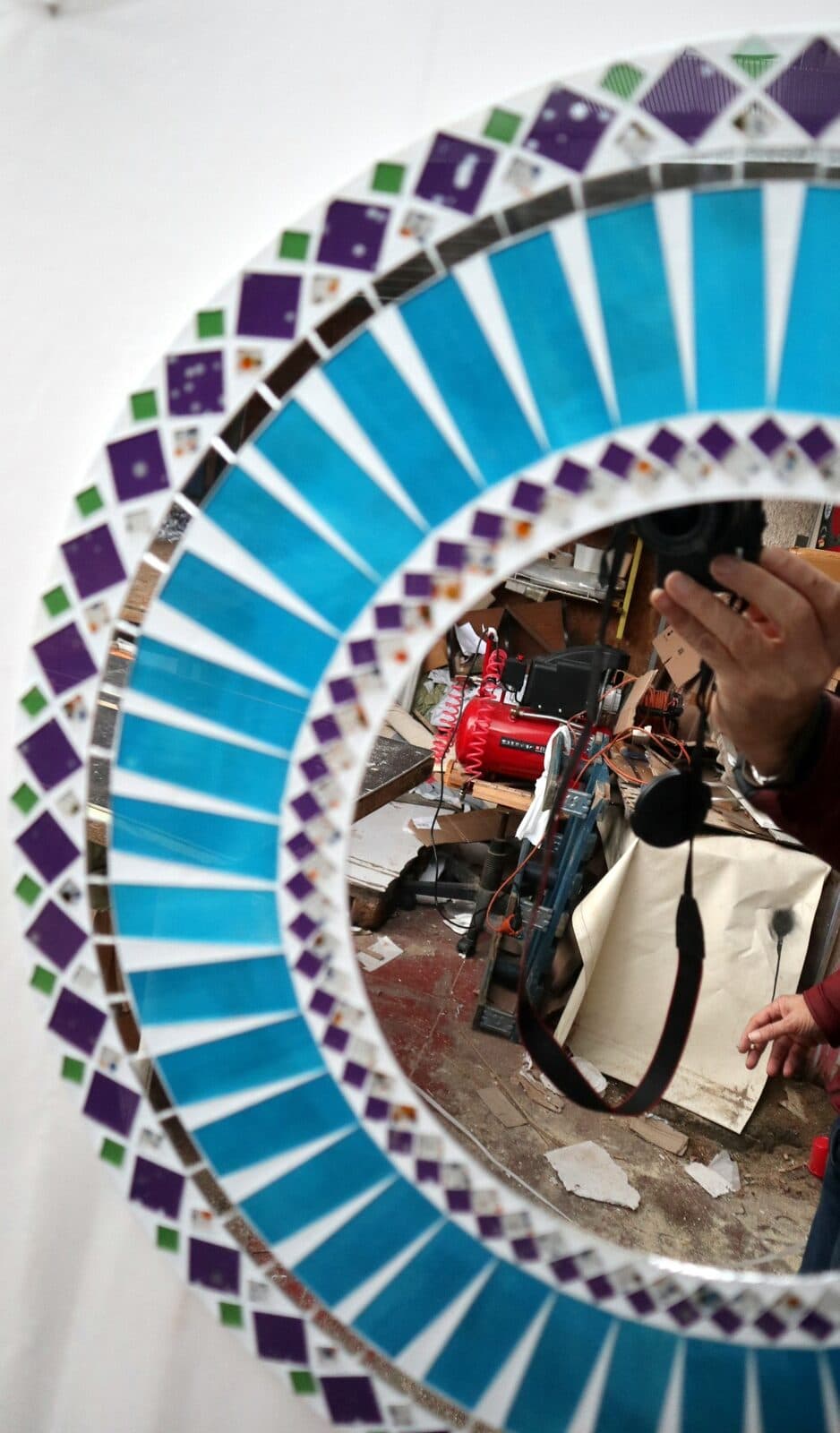 Specchio  in legno e mosaico di vetro  cm 50  celeste e bianco e viola - 5