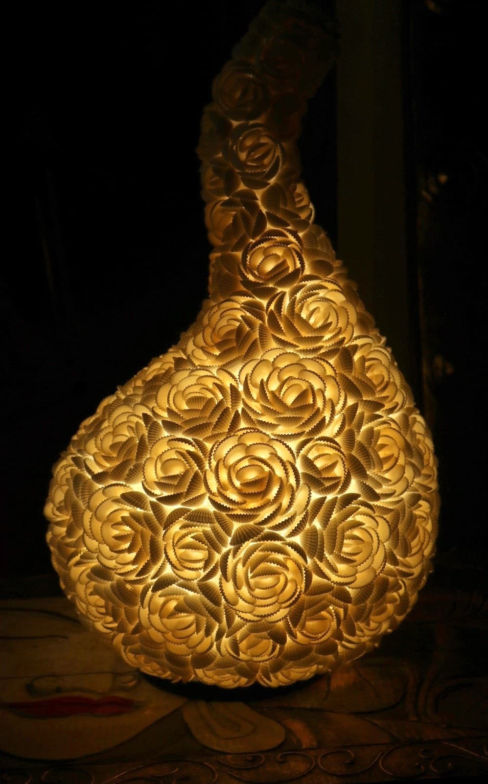 Lampada da Tavolo Artigianale in Vere Conchiglie Marine a Forma di Rosa – Paralume Decorativo – 50 cm - 3