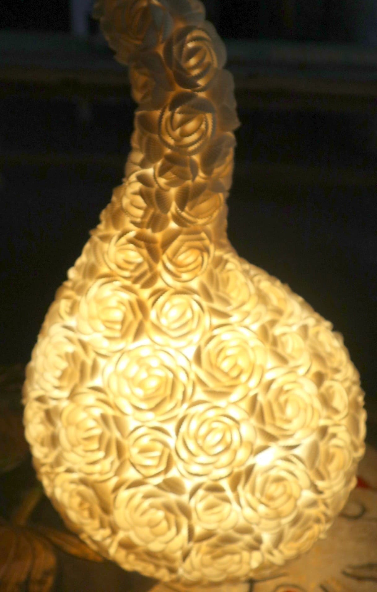 Lampada da Tavolo Artigianale in Vere Conchiglie Marine a Forma di Rosa – Paralume Decorativo – 50 cm - 9