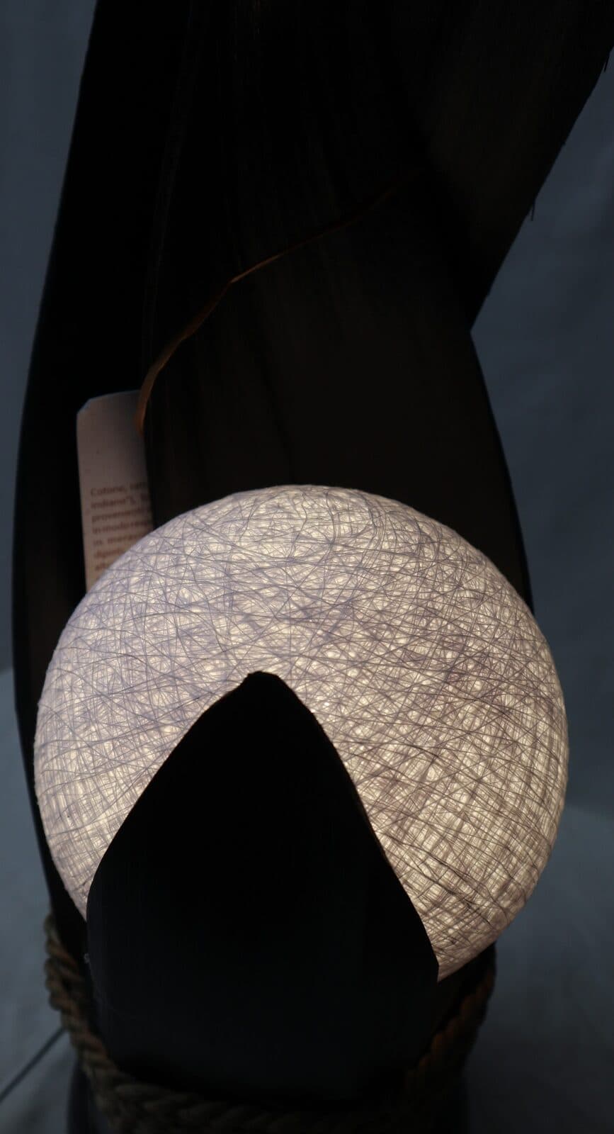 Lampada abatjour in foglie di cocco nere palla di cotone a sfera bianca cm 13x13x52h - 3