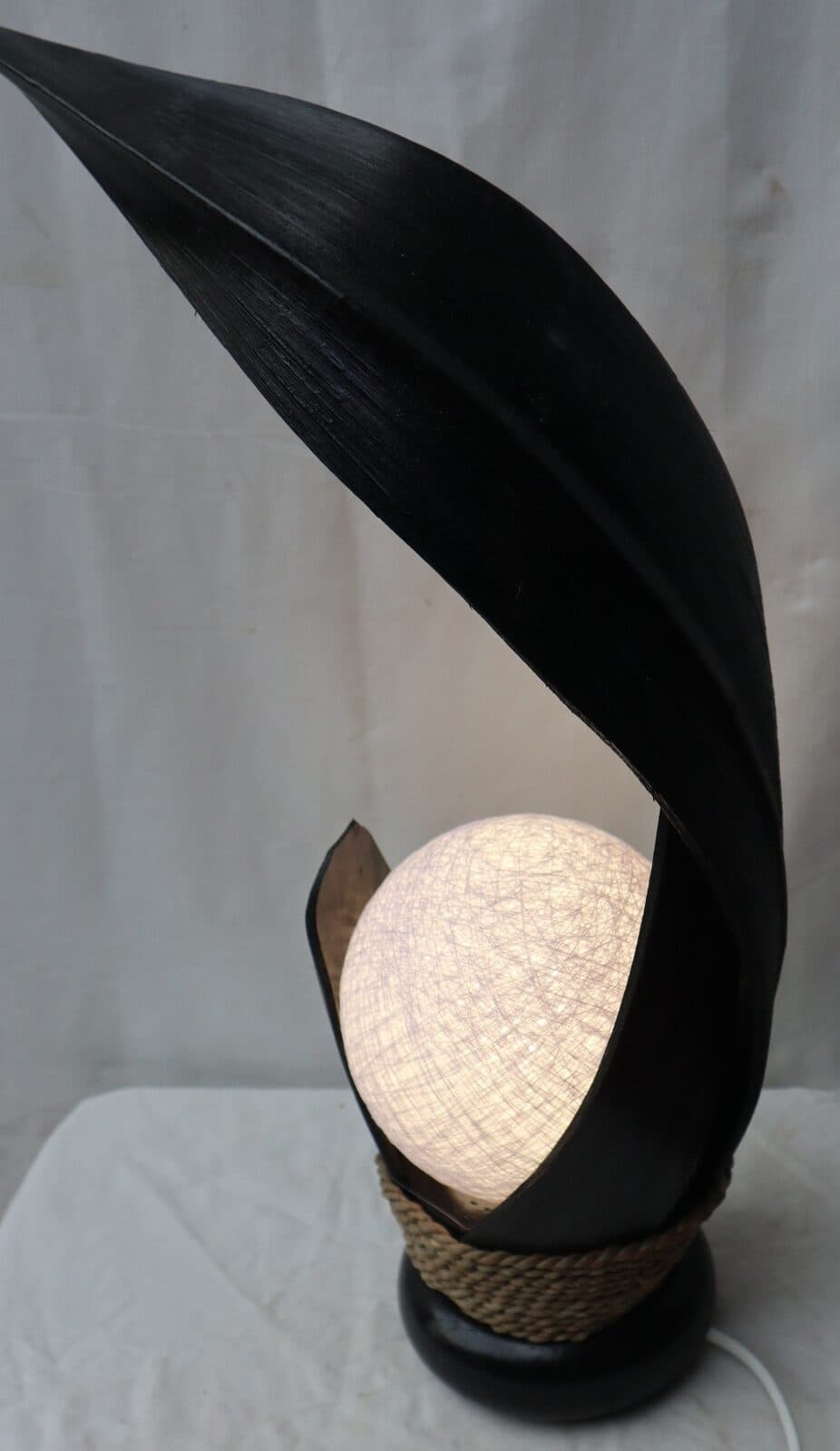 Lampada abatjour in foglie di cocco nere palla di cotone a sfera bianca cm 13x13x52h - 6