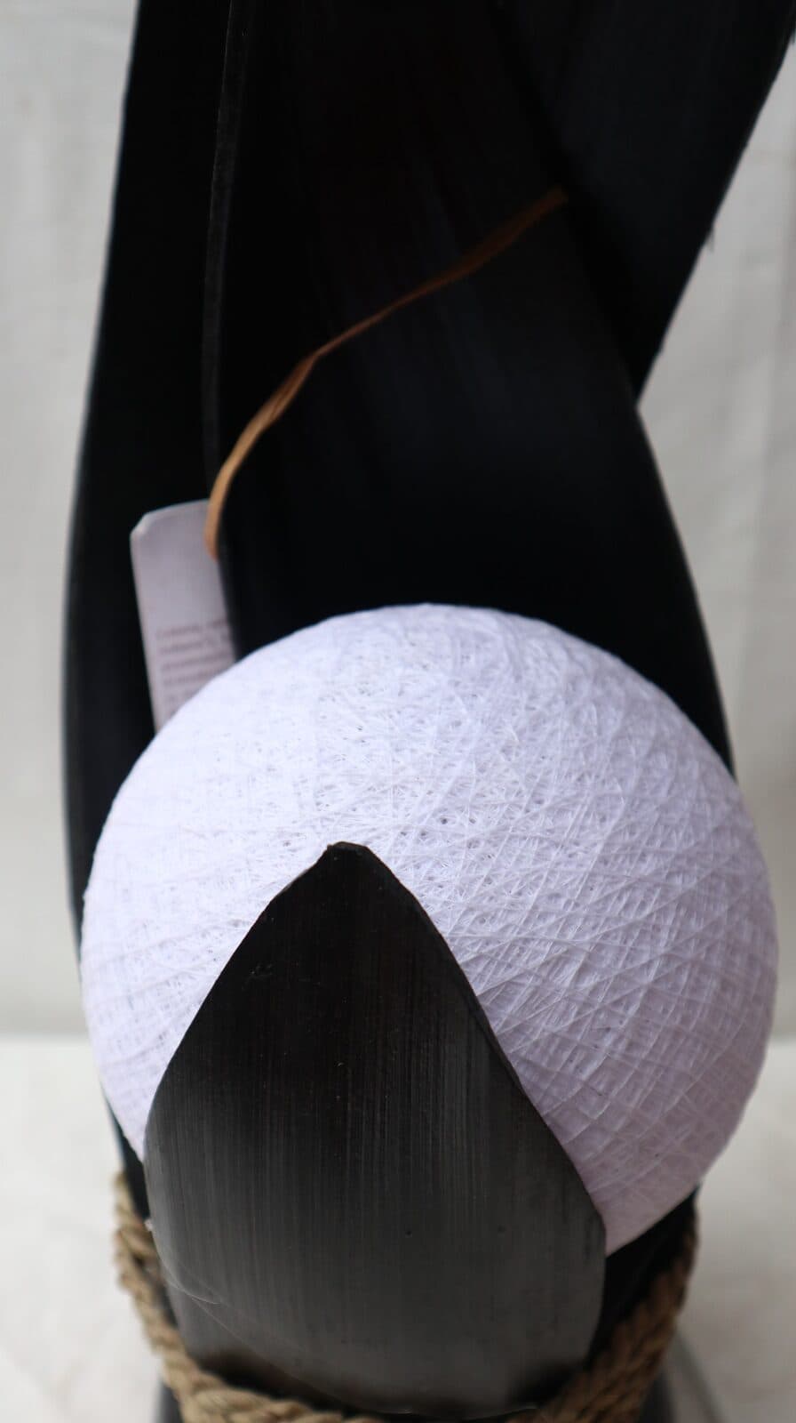 Lampada abatjour in foglie di cocco nere palla di cotone a sfera bianca cm 13x13x52h - 9