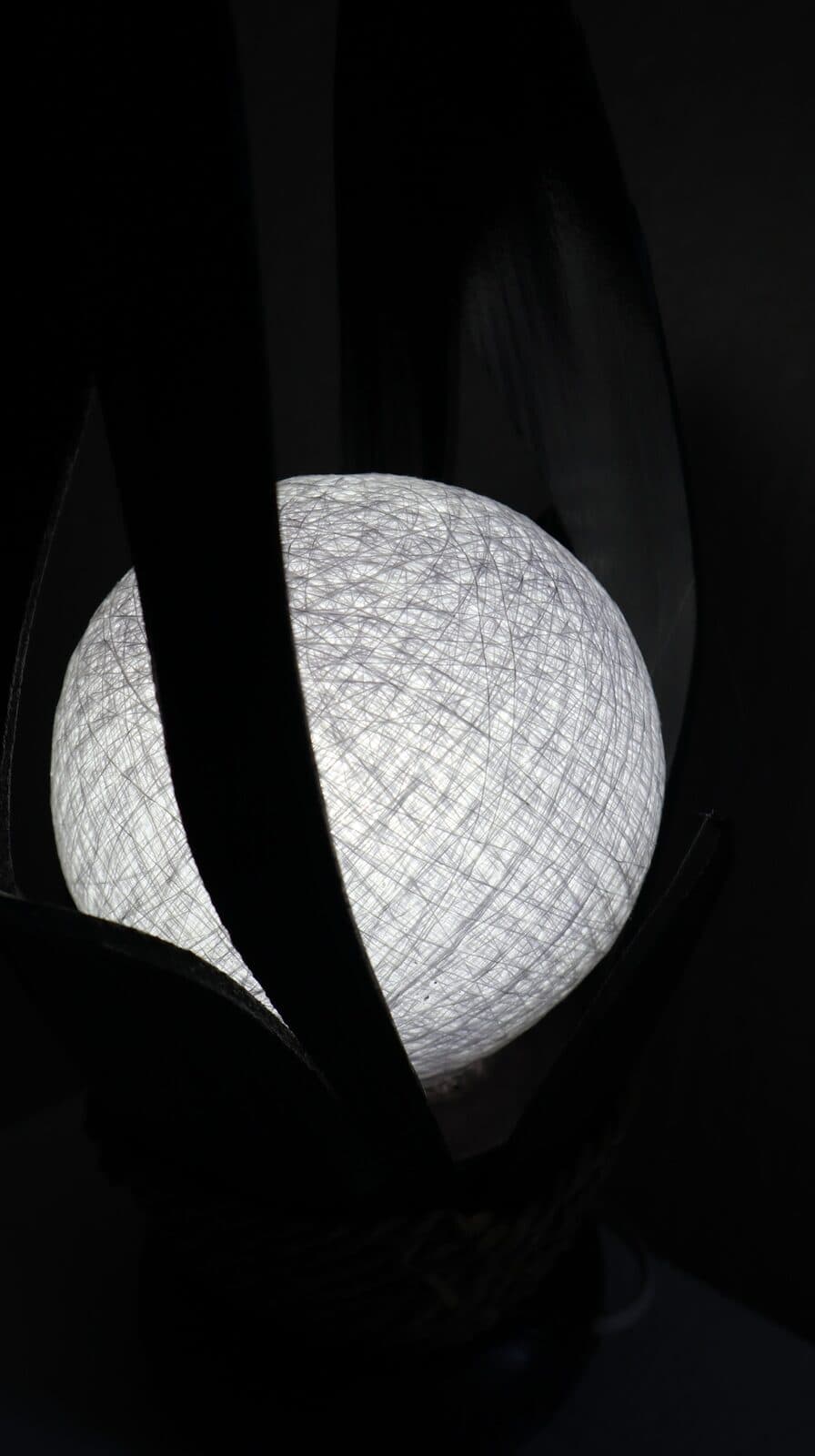 Lampada abatjour in cocco di color nero con sfera di cotone bianca cm 10x18x40h - 8