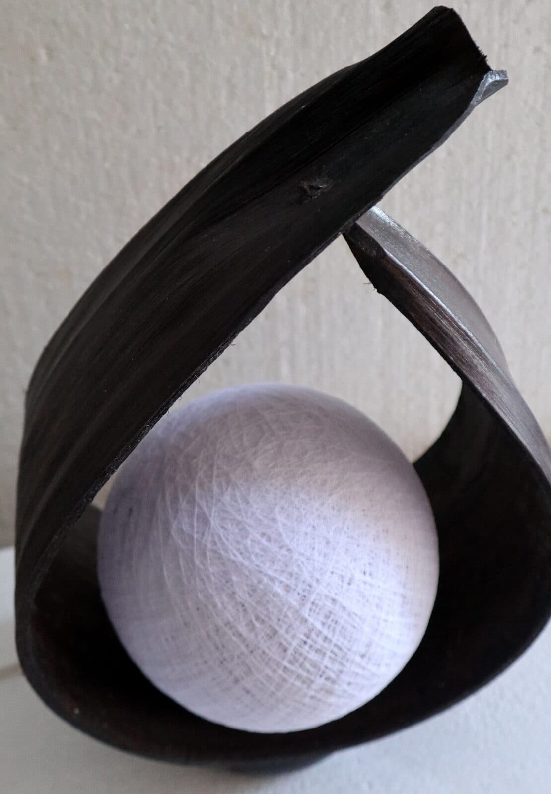 Lampada abatjour in foglia di cocco chiusa marrone  naturale palla di cotone a sfera bianca con base cm 25x13x32h - 2