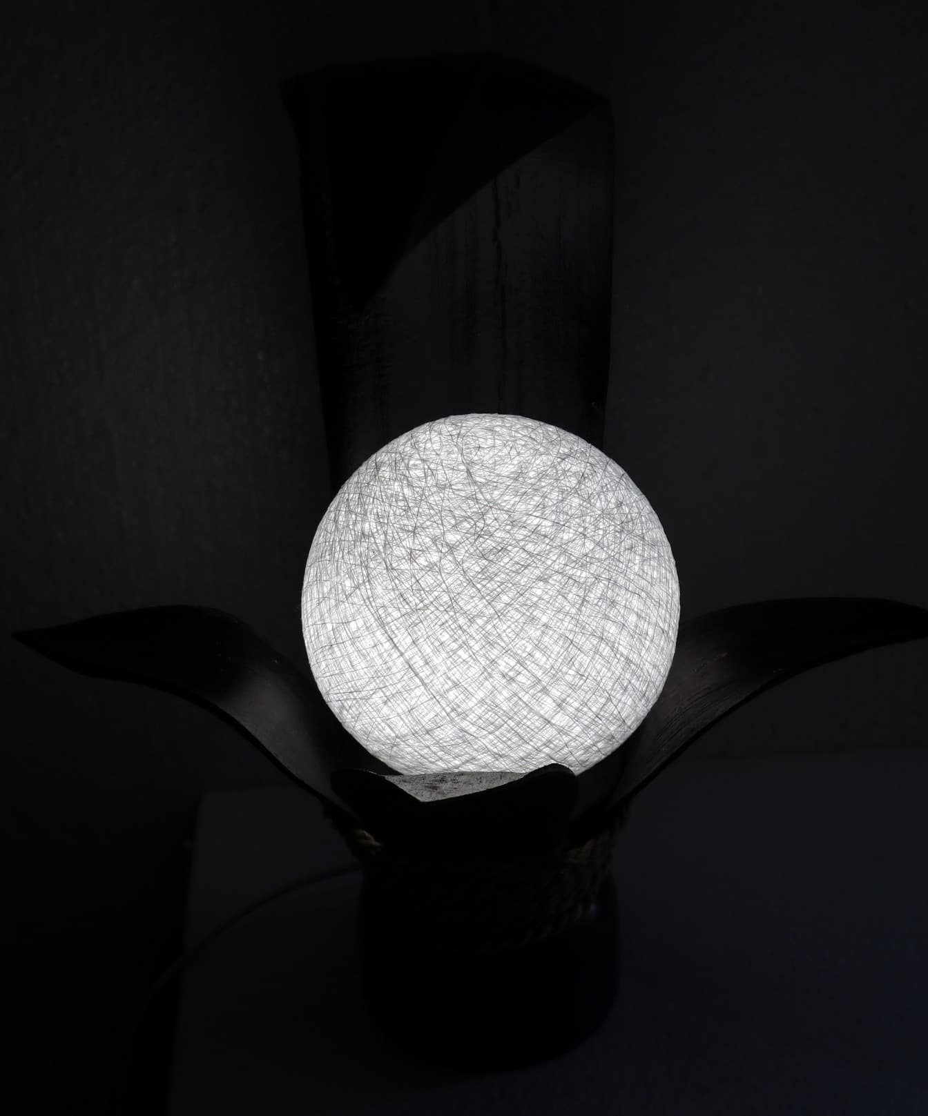Lampada abatjour in cocco di color nero con sfera di cotone bianca cm 30x24x36h - 6