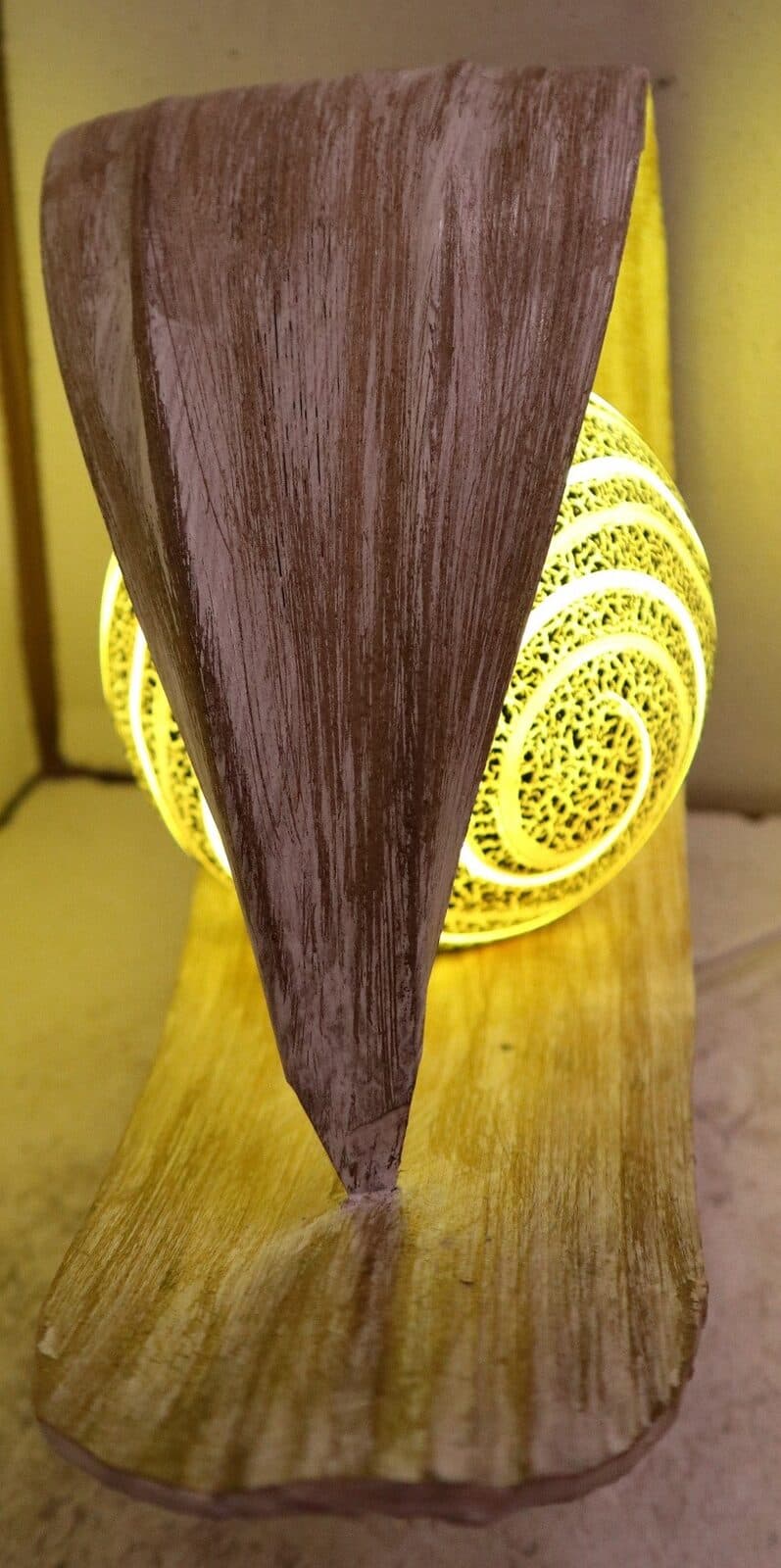 Lampada abatjour in foglia di cocco bianca  con sfera in resina nera gialla e bianca - 3