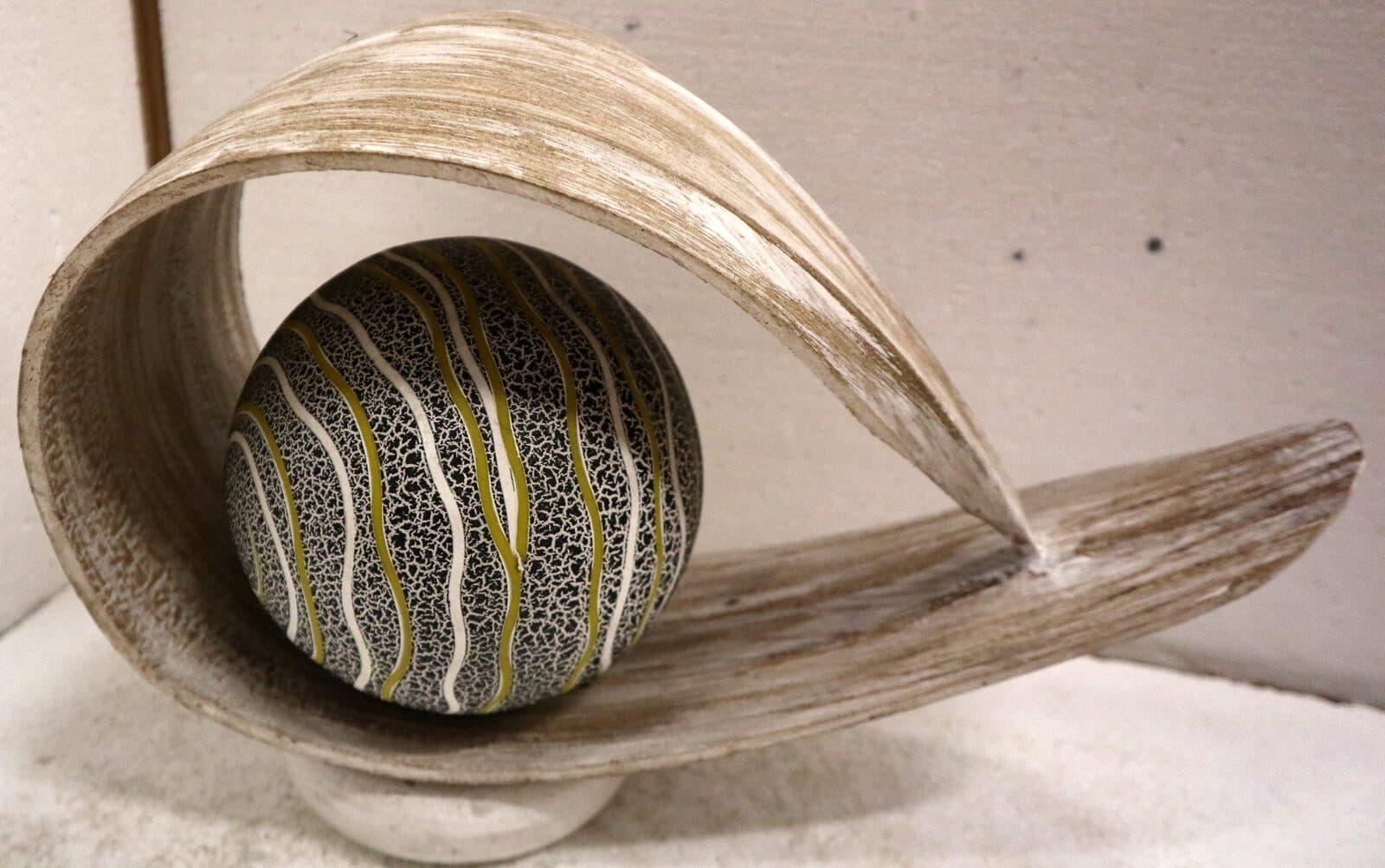 Lampada abatjour in foglia di cocco bianca  con sfera in resina nera gialla e bianca - 5