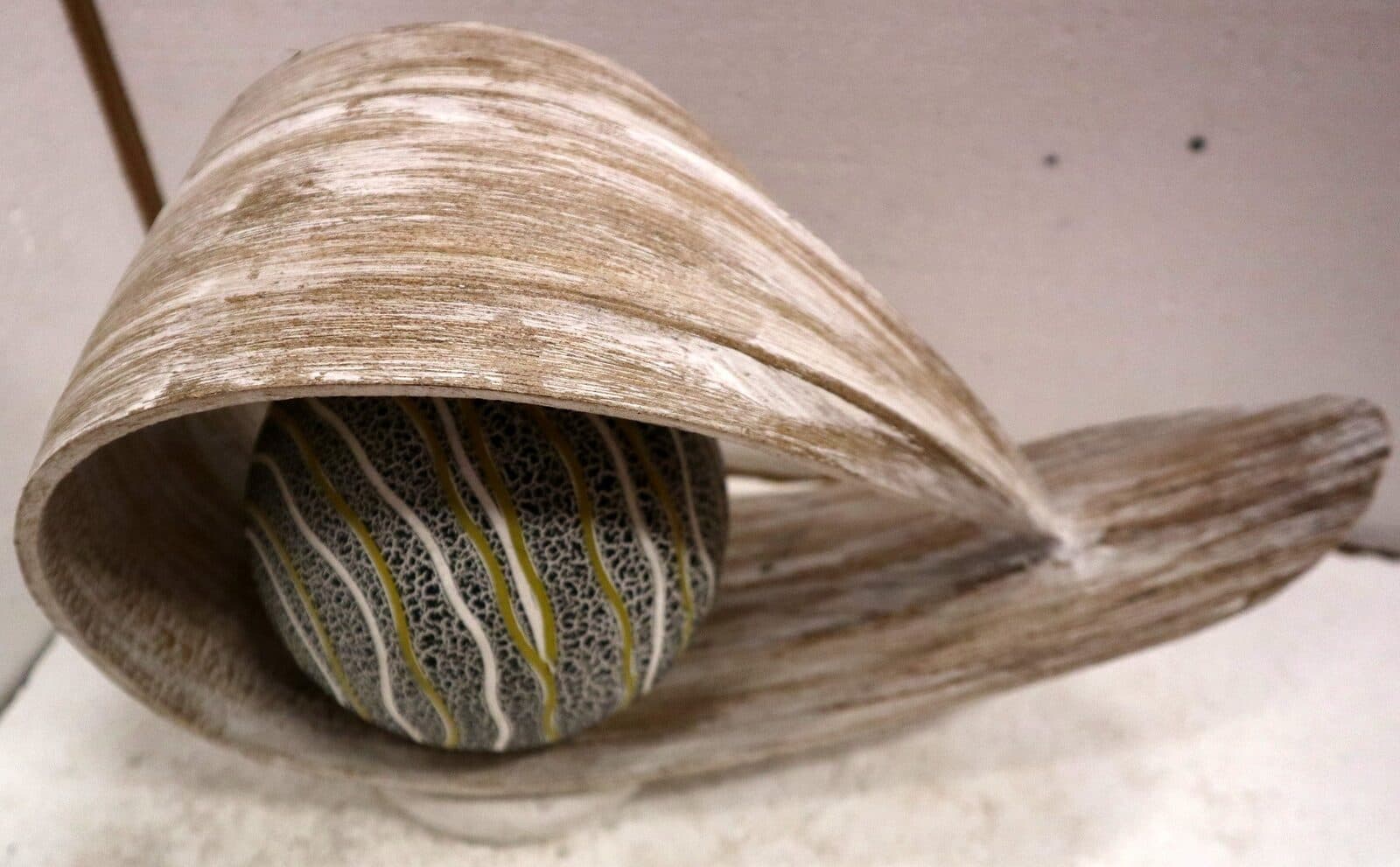 Lampada abatjour in foglia di cocco bianca  con sfera in resina nera gialla e bianca - 7