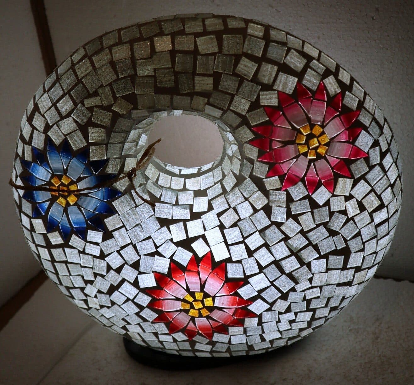 Lampada da tavolo sferica a ciambella in resina e mosaico con fiori colorati - 2