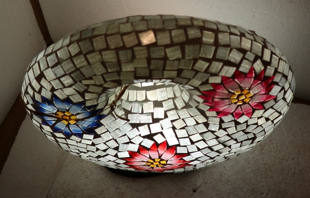 Lampada da tavolo sferica a ciambella in resina e mosaico con fiori colorati - 3