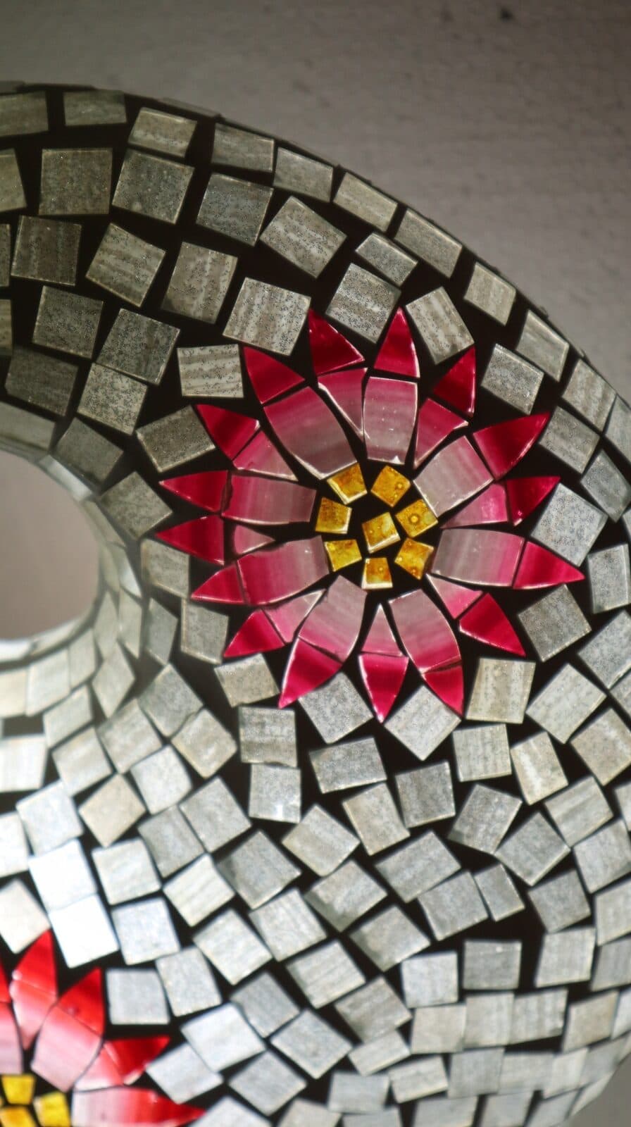 Lampada da tavolo sferica a ciambella in resina e mosaico con fiori colorati - 4
