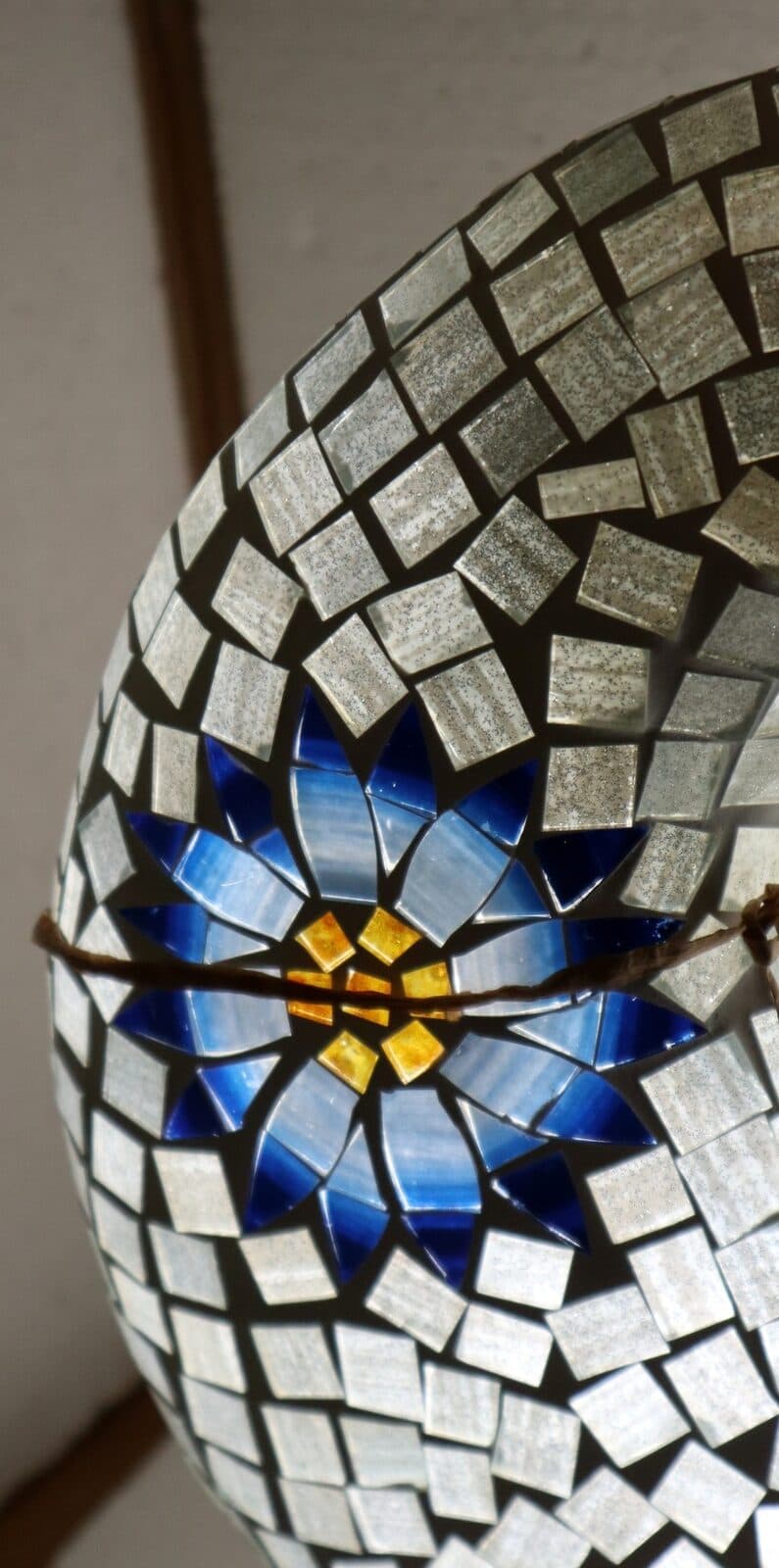 Lampada da tavolo sferica a ciambella in resina e mosaico con fiori colorati - 5