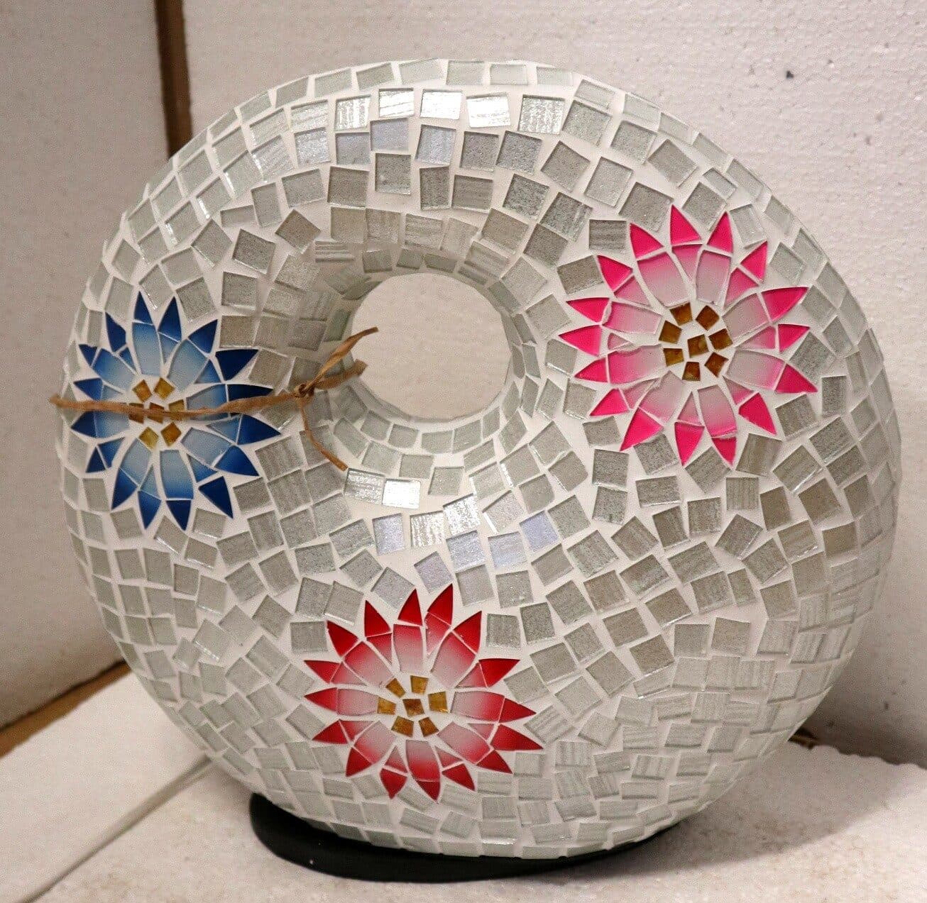 Lampada da tavolo sferica a ciambella in resina e mosaico con fiori colorati - 6