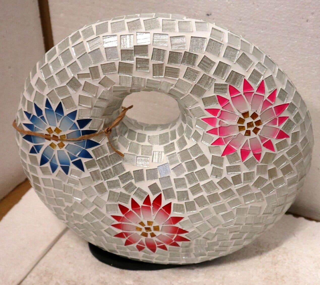 Lampada da tavolo sferica a ciambella in resina e mosaico con fiori colorati - 7
