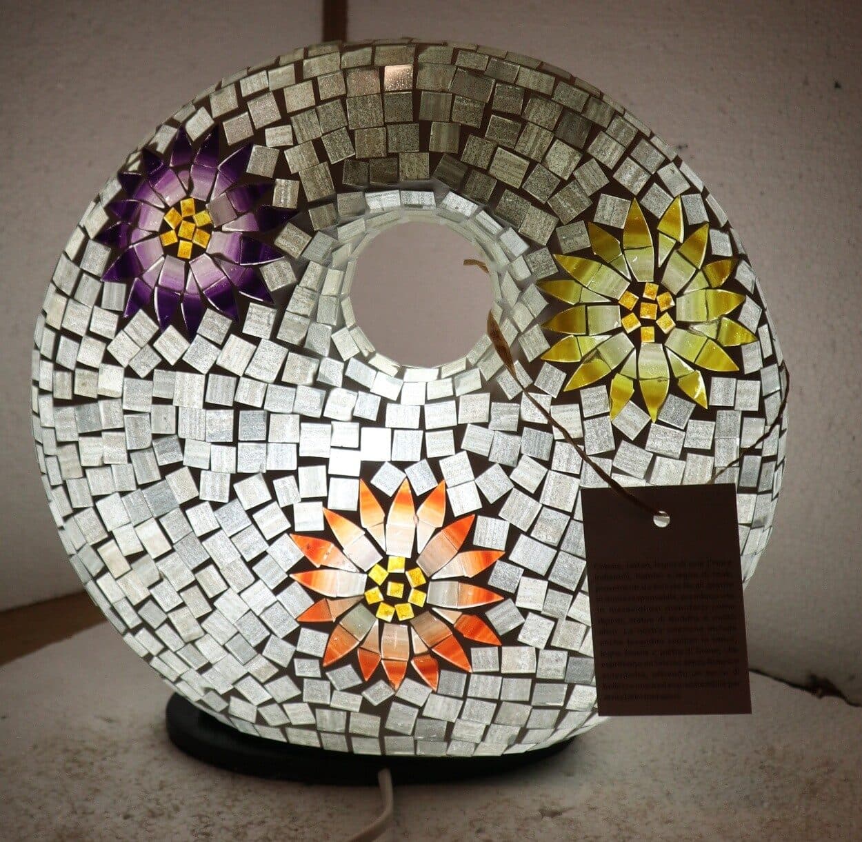 Lampada da tavolo sferica a ciambella in resina e mosaico con fiori colorati - 9