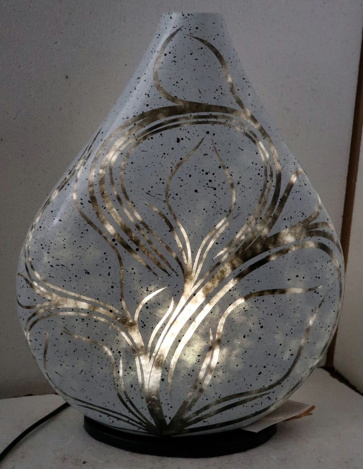 Lampada da tavolo abatjour  in resina a bottiglia dipinta a mano bianca e nera  cm 35x10x44h - 2