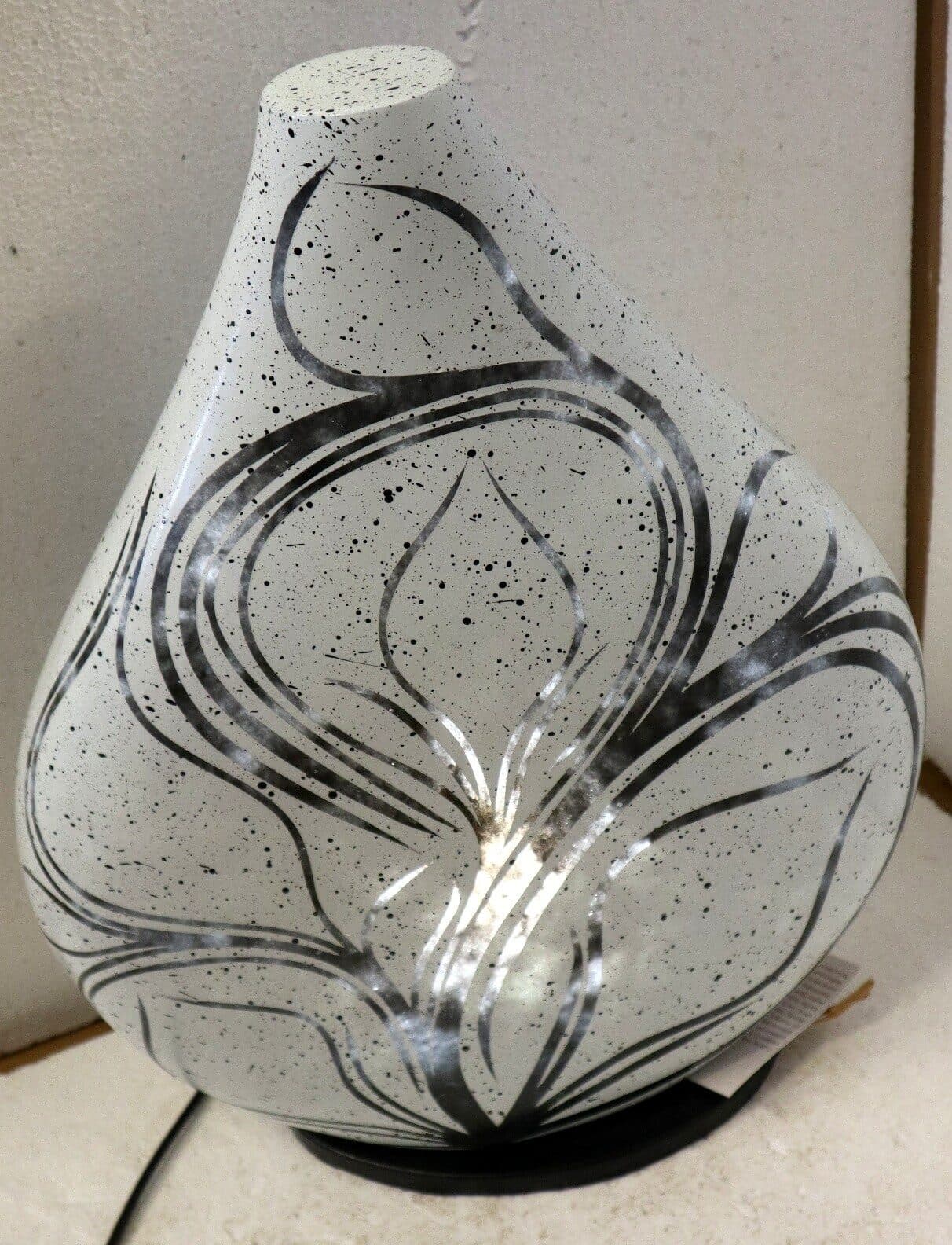 Lampada da tavolo abatjour  in resina a bottiglia dipinta a mano bianca e nera  cm 35x10x44h - 4