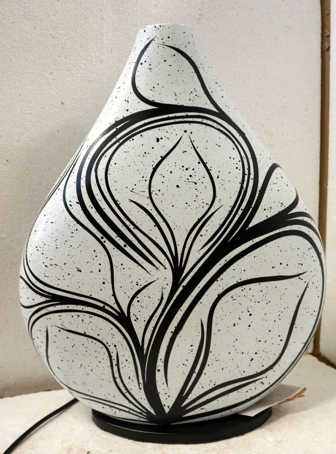 Lampada da tavolo abatjour  in resina a bottiglia dipinta a mano bianca e nera  cm 35x10x44h - 5