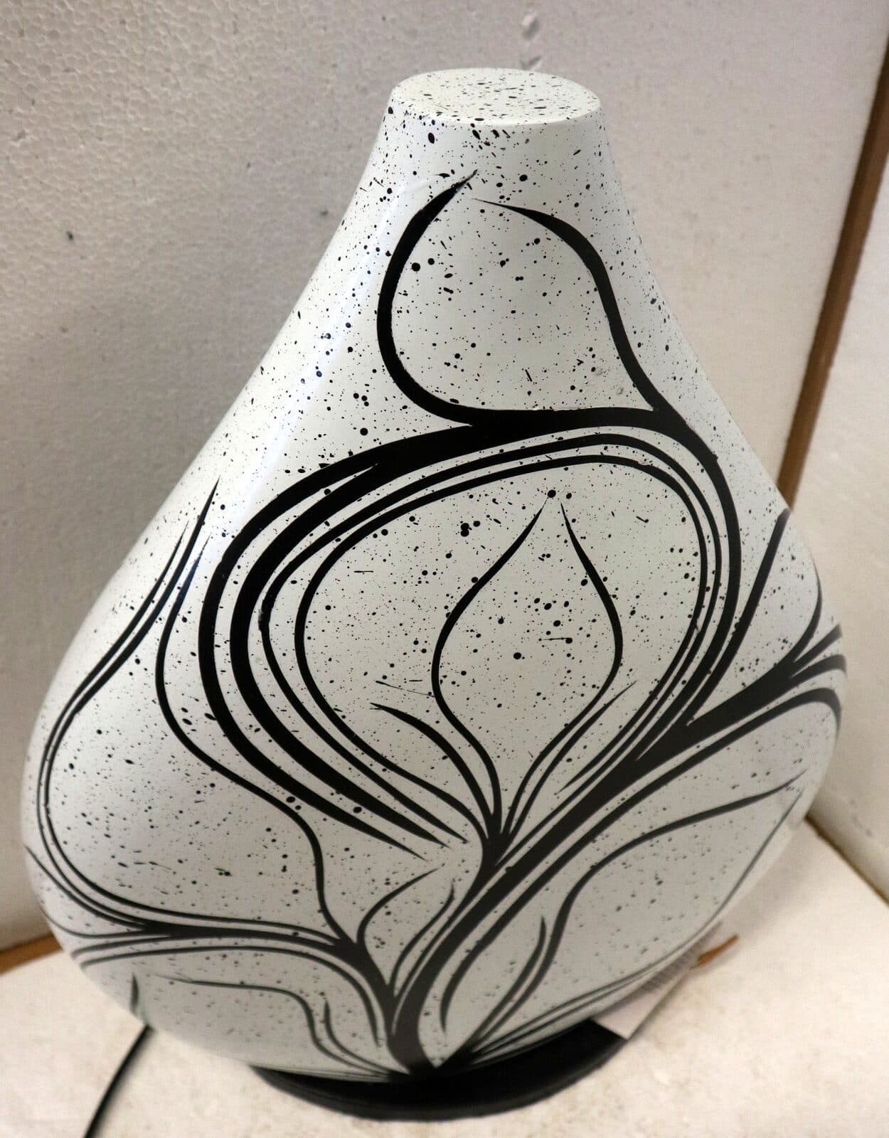 Lampada da tavolo abatjour  in resina a bottiglia dipinta a mano bianca e nera  cm 35x10x44h - 6