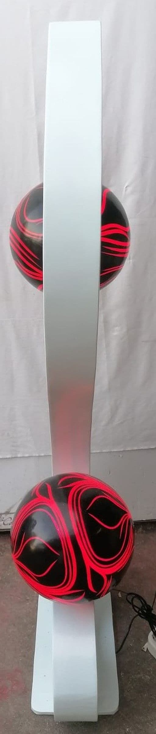 Lampada  piantana cm 60x25x155h in legno mdf bianco ghiaccio con sfere in resina rosso nere - 9
