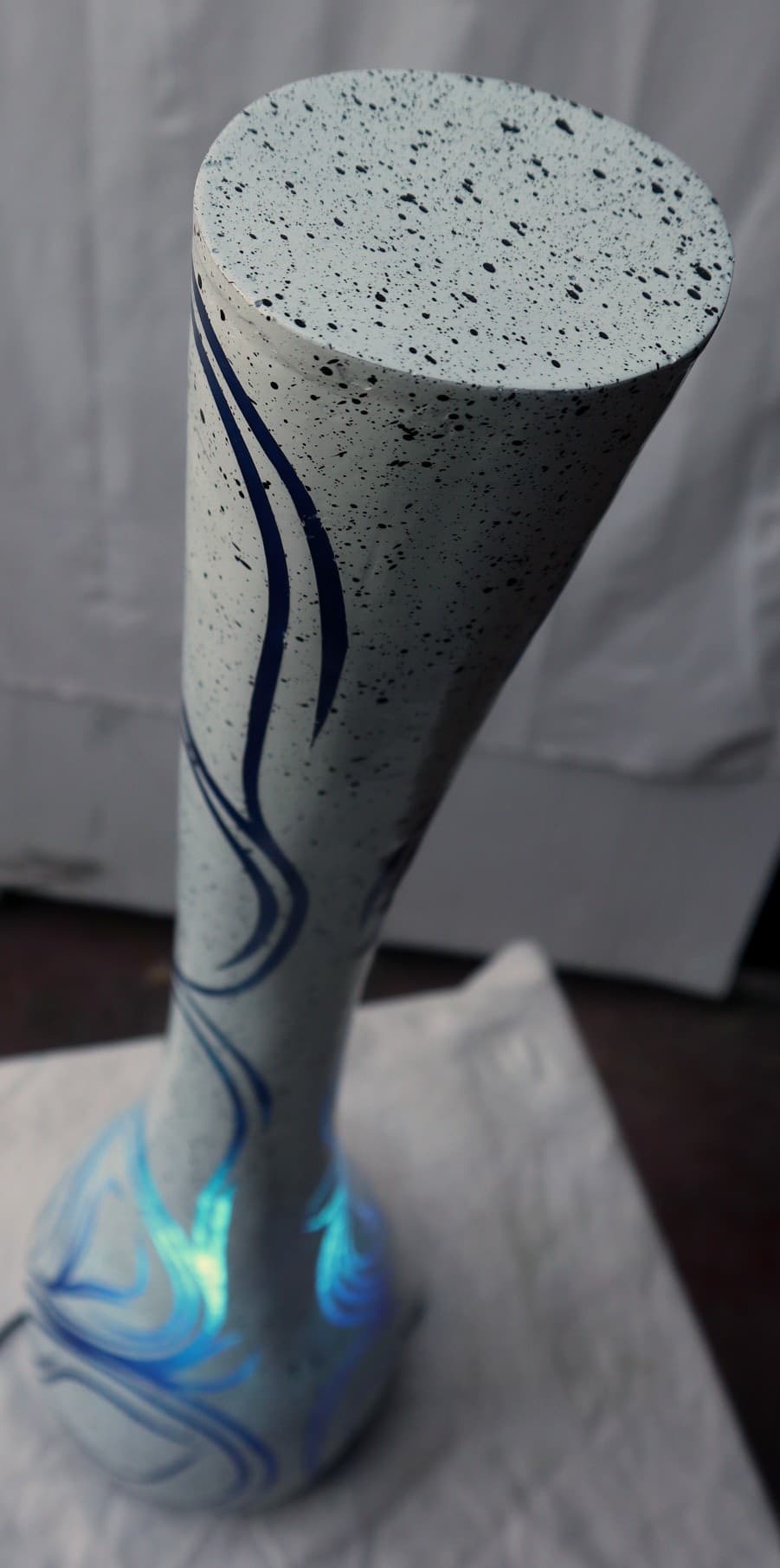 Lampada da tavolo abatjour  in resina a bottiglia dipinta a mano bianca grigia interno  blu cm 20x20x67h - 6