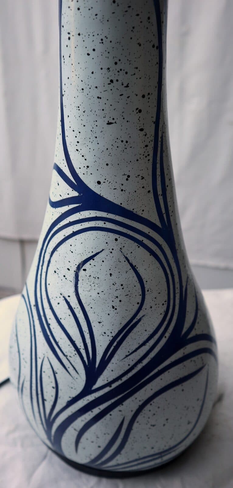 Lampada da tavolo abatjour  in resina a bottiglia dipinta a mano bianca grigia interno  blu cm 20x20x67h - 9