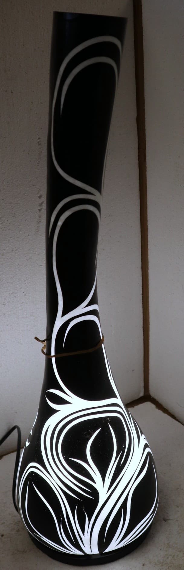 Lampada da tavolo abatjour  in resina a bottiglia dipinta a mano nera interno bianco cm 20x20x67h - 2