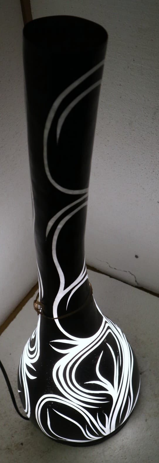 Lampada da tavolo abatjour  in resina a bottiglia dipinta a mano nera interno bianco cm 20x20x67h - 6