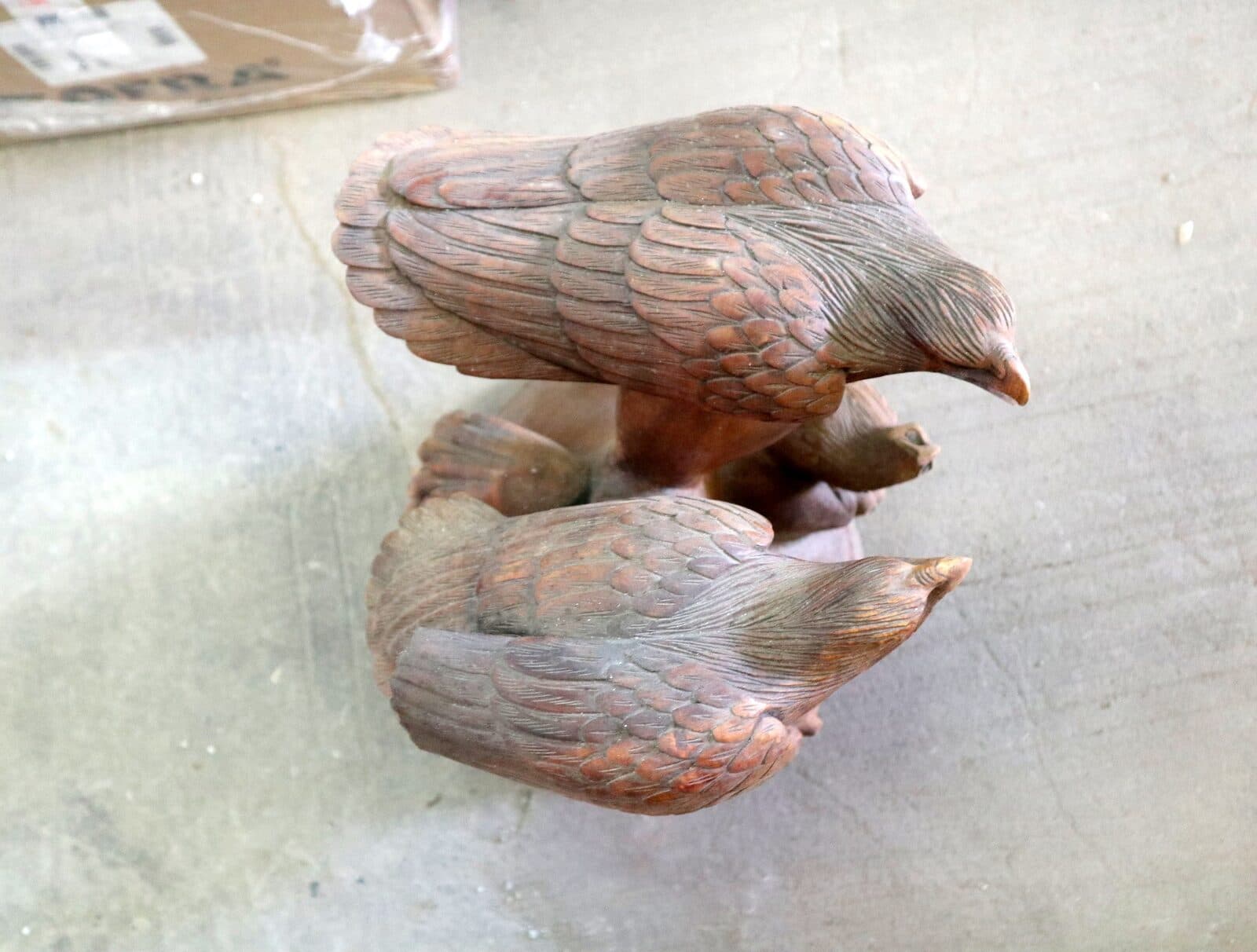 Tavolino Scultura in Teak con Aquile Intagliate – Fatto a Mano in Indonesia Ø60x58cm caffè fumo - 5