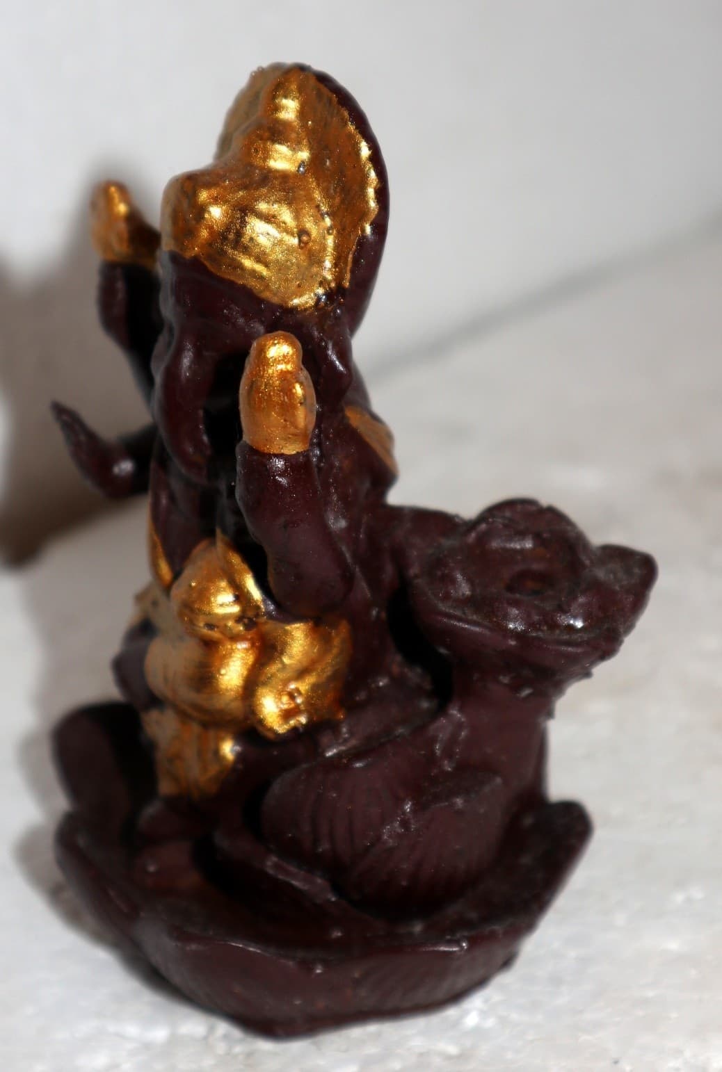 Fontana di fumo Ganesh divinità in resina marone ed oro realizzato a mano cm 10x13x10h - 6