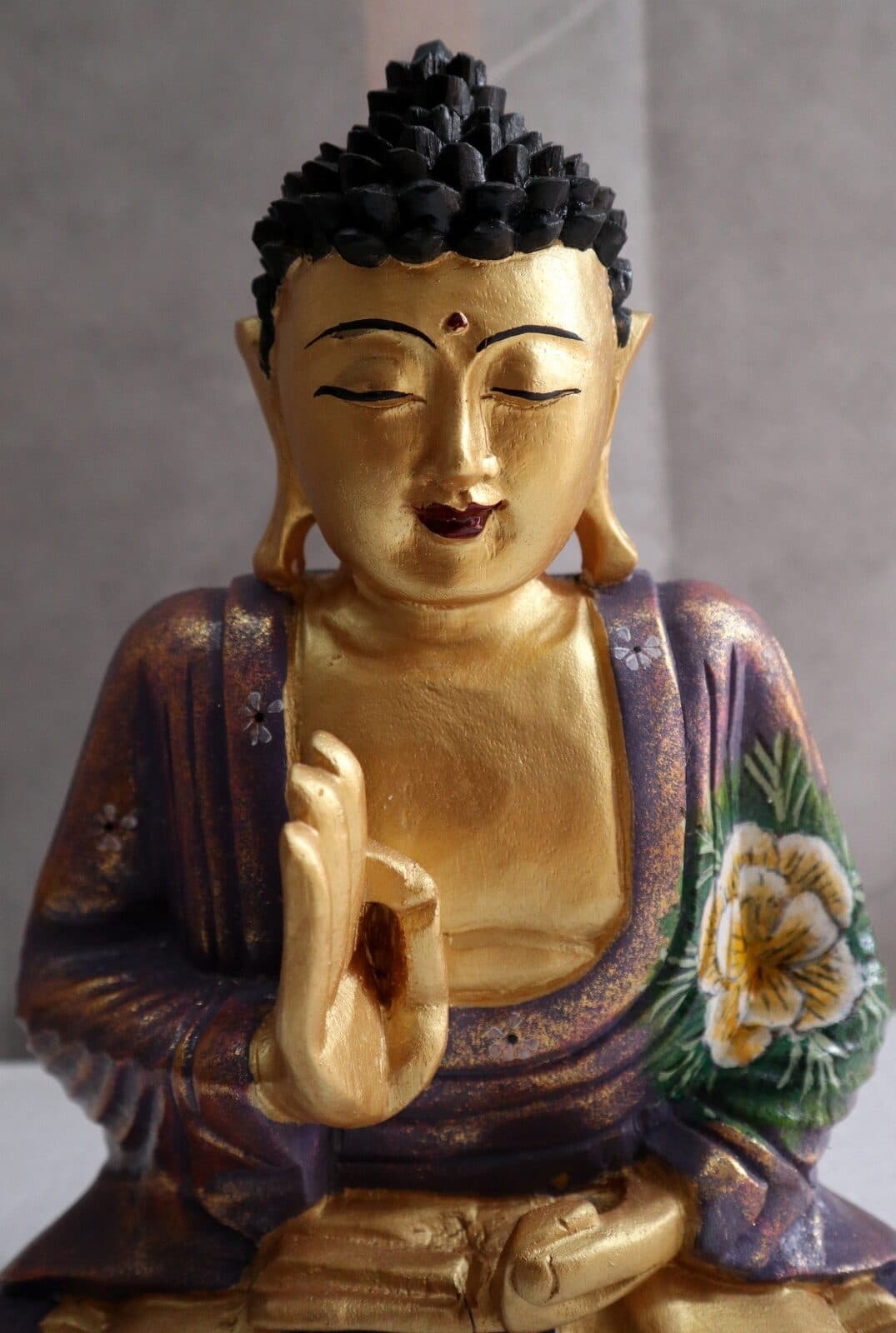Buddha scultura il legno massello noce indiano o suar  cm 25x12x30h viola e oro con fiori statua - 2
