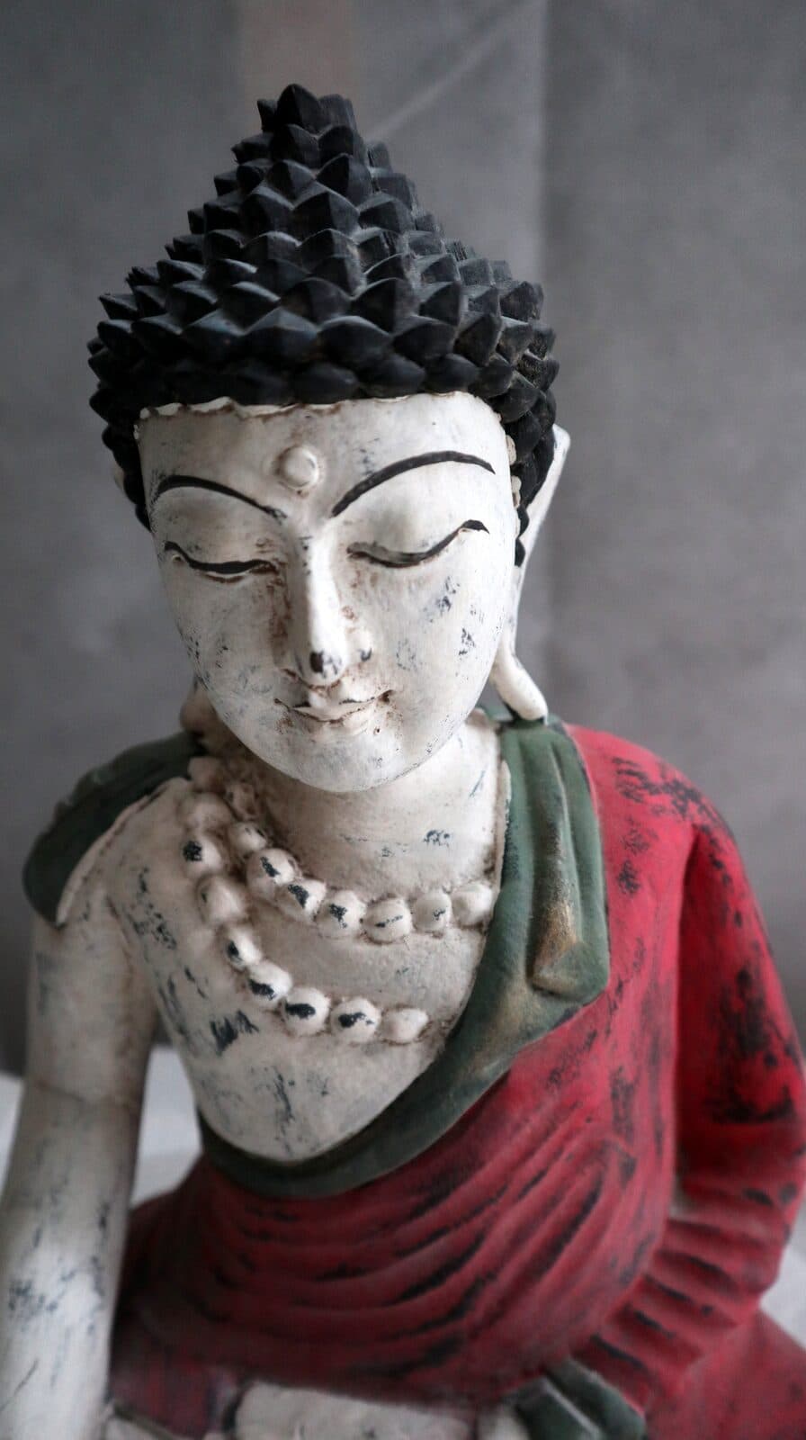 Buddha scultura il legno massello noce indiano o suar  cm 27x13x30h bianco rosso anticato  statua - 2