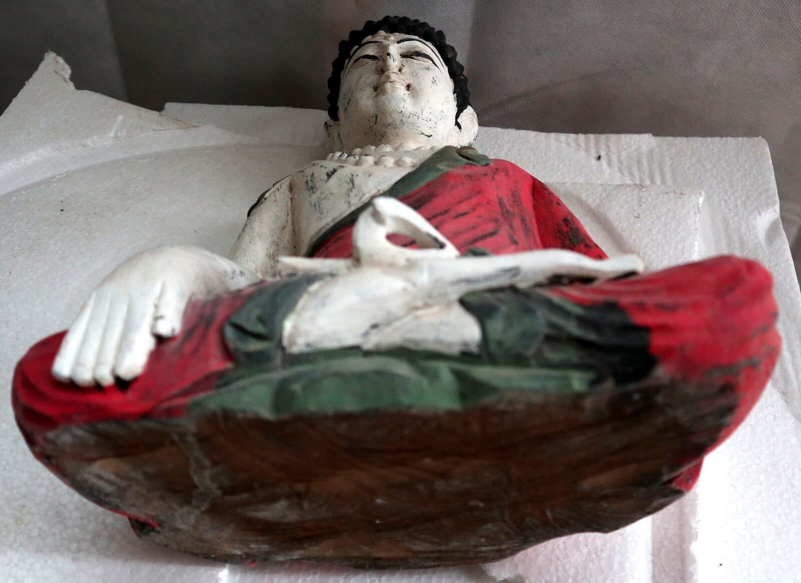 Buddha scultura il legno massello noce indiano o suar  cm 27x13x30h bianco rosso anticato  statua - 6