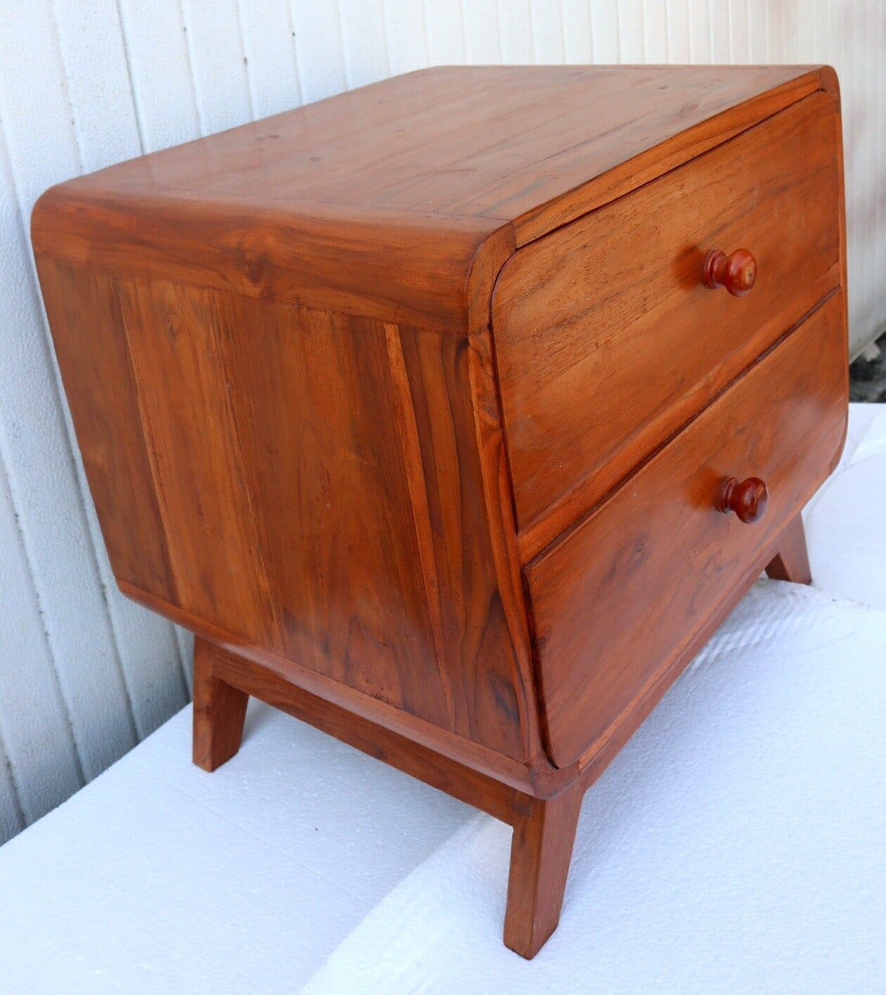 Comodini in teak massello stile anni 70 con gambe a V e 2 cassetti  color naturale - 3