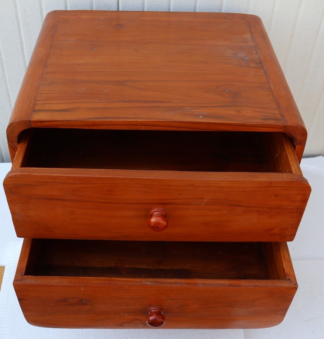 Comodini in teak massello stile anni 70 con gambe a V e 2 cassetti  color naturale - 6