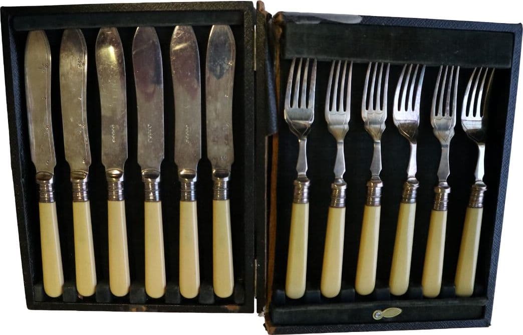 Servizio Posate da Pesce Inglesi Fine ‘800 – Inizio ‘900 – Manici Color Avorio, 6 Forchette e 6 Coltelli Cesellati – Set Antico - 2