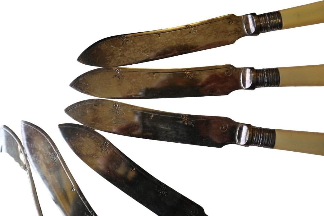 Servizio Posate da Pesce Inglesi Fine ‘800 – Inizio ‘900 – Manici Color Avorio, 6 Forchette e 6 Coltelli Cesellati – Set Antico - 11