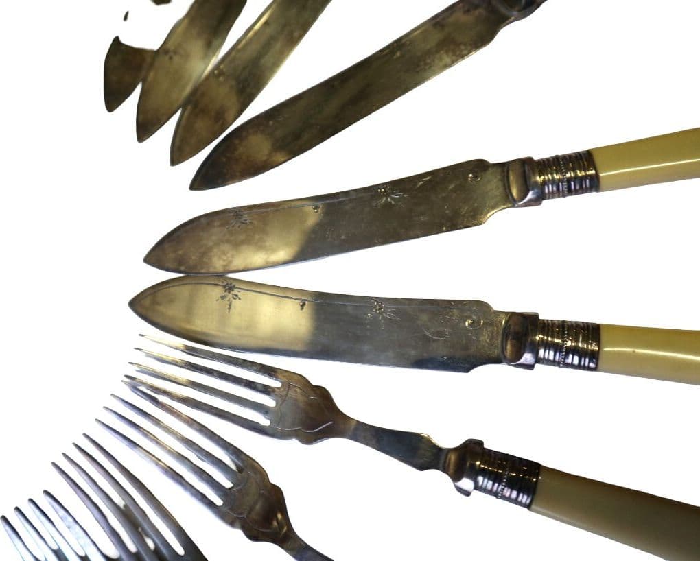Servizio Posate da Pesce Inglesi Fine ‘800 – Inizio ‘900 – Manici Color Avorio, 6 Forchette e 6 Coltelli Cesellati – Set Antico - 13