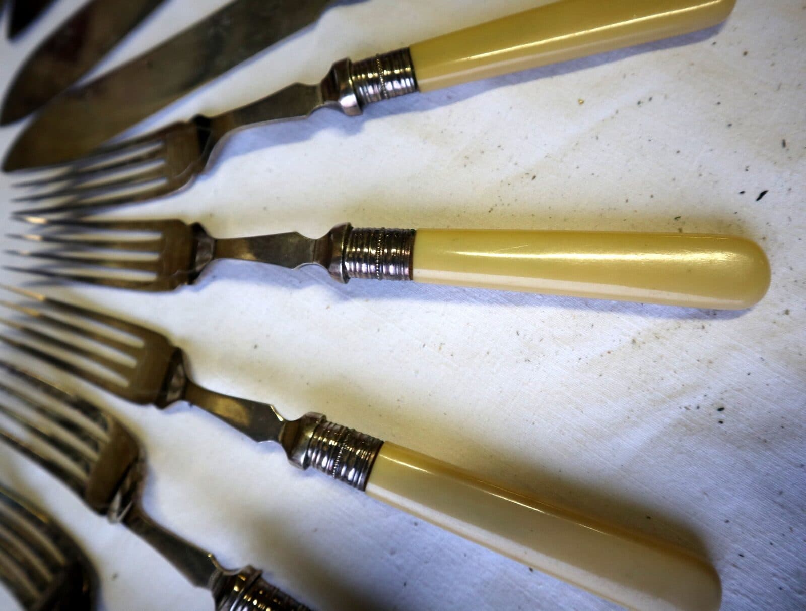 Servizio Posate da Pesce Inglesi Fine ‘800 – Inizio ‘900 – Manici Color Avorio, 6 Forchette e 6 Coltelli Cesellati – Set Antico - 14