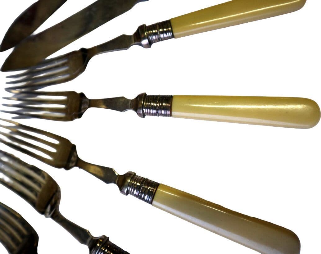 Servizio Posate da Pesce Inglesi Fine ‘800 – Inizio ‘900 – Manici Color Avorio, 6 Forchette e 6 Coltelli Cesellati – Set Antico - 15