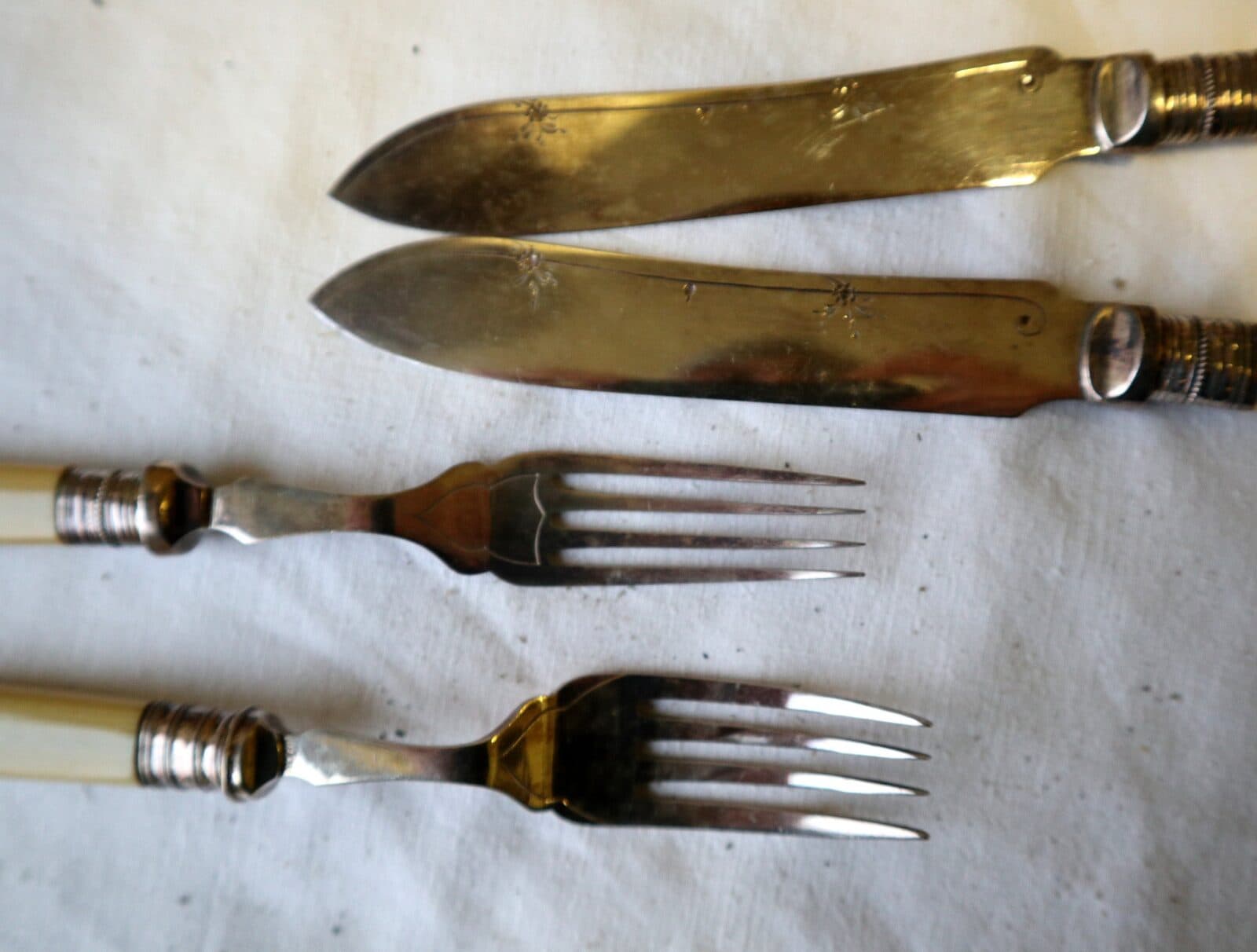 Servizio Posate da Pesce Inglesi Fine ‘800 – Inizio ‘900 – Manici Color Avorio, 6 Forchette e 6 Coltelli Cesellati – Set Antico - 18