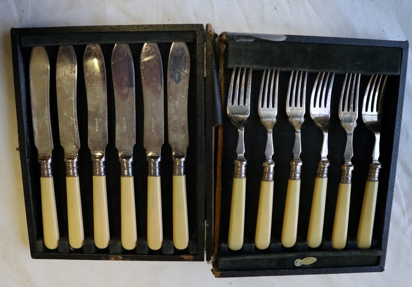 Servizio Posate da Pesce Inglesi Fine ‘800 – Inizio ‘900 – Manici Color Avorio, 6 Forchette e 6 Coltelli Cesellati – Set Antico - 20