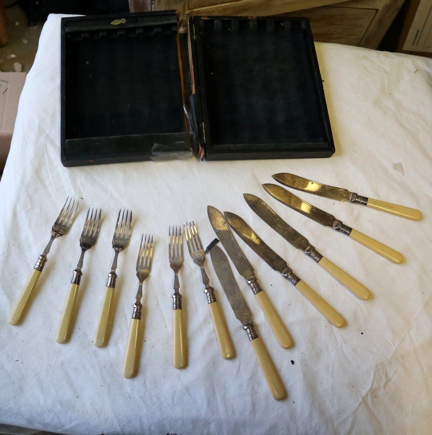 Servizio Posate da Pesce Inglesi Fine ‘800 – Inizio ‘900 – Manici Color Avorio, 6 Forchette e 6 Coltelli Cesellati – Set Antico - 4