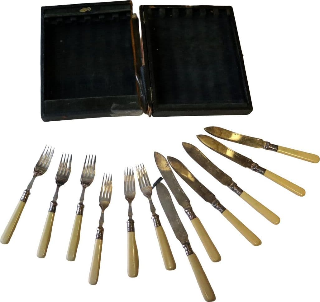 Servizio Posate da Pesce Inglesi Fine ‘800 – Inizio ‘900 – Manici Color Avorio, 6 Forchette e 6 Coltelli Cesellati – Set Antico - 5