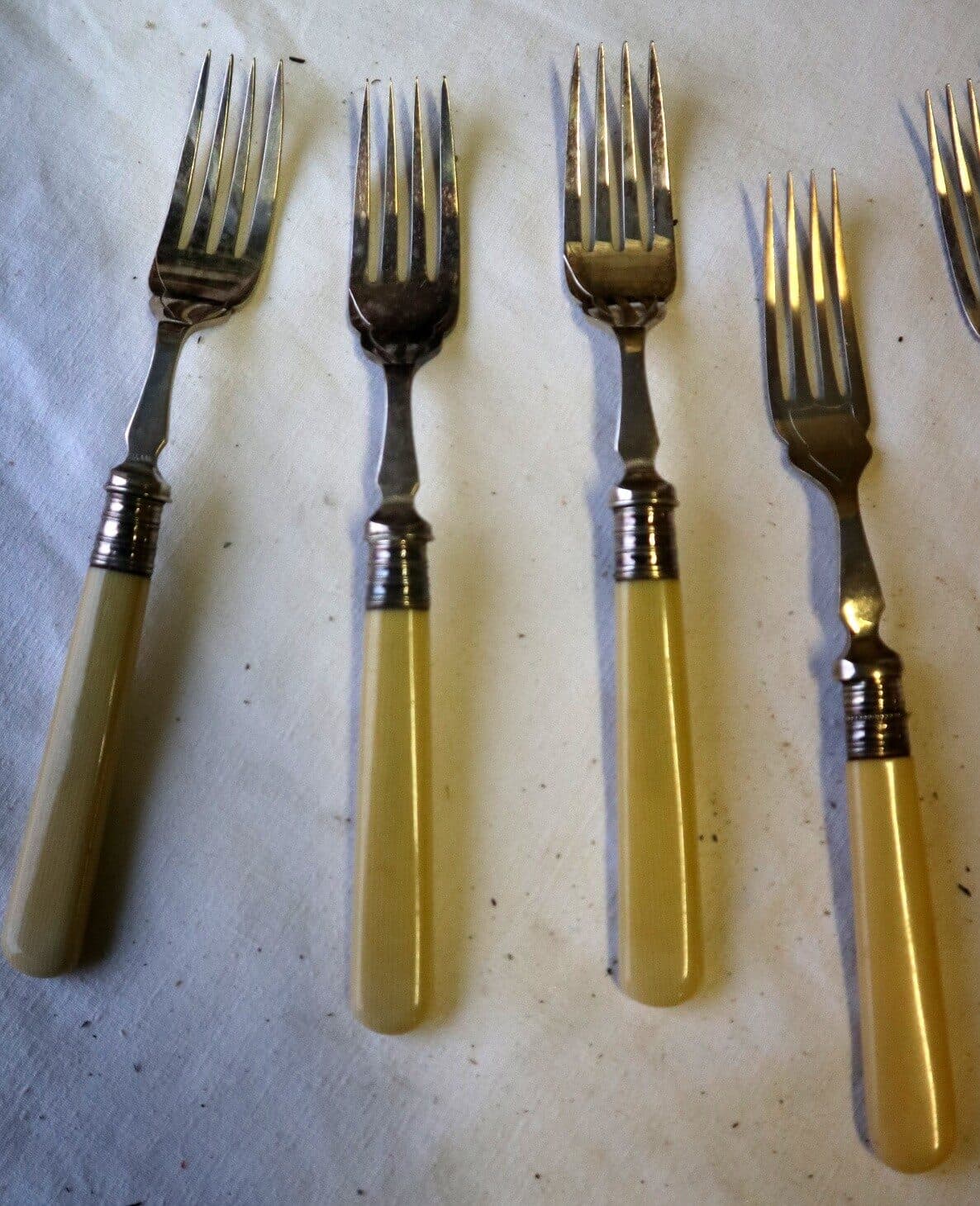 Servizio Posate da Pesce Inglesi Fine ‘800 – Inizio ‘900 – Manici Color Avorio, 6 Forchette e 6 Coltelli Cesellati – Set Antico - 6