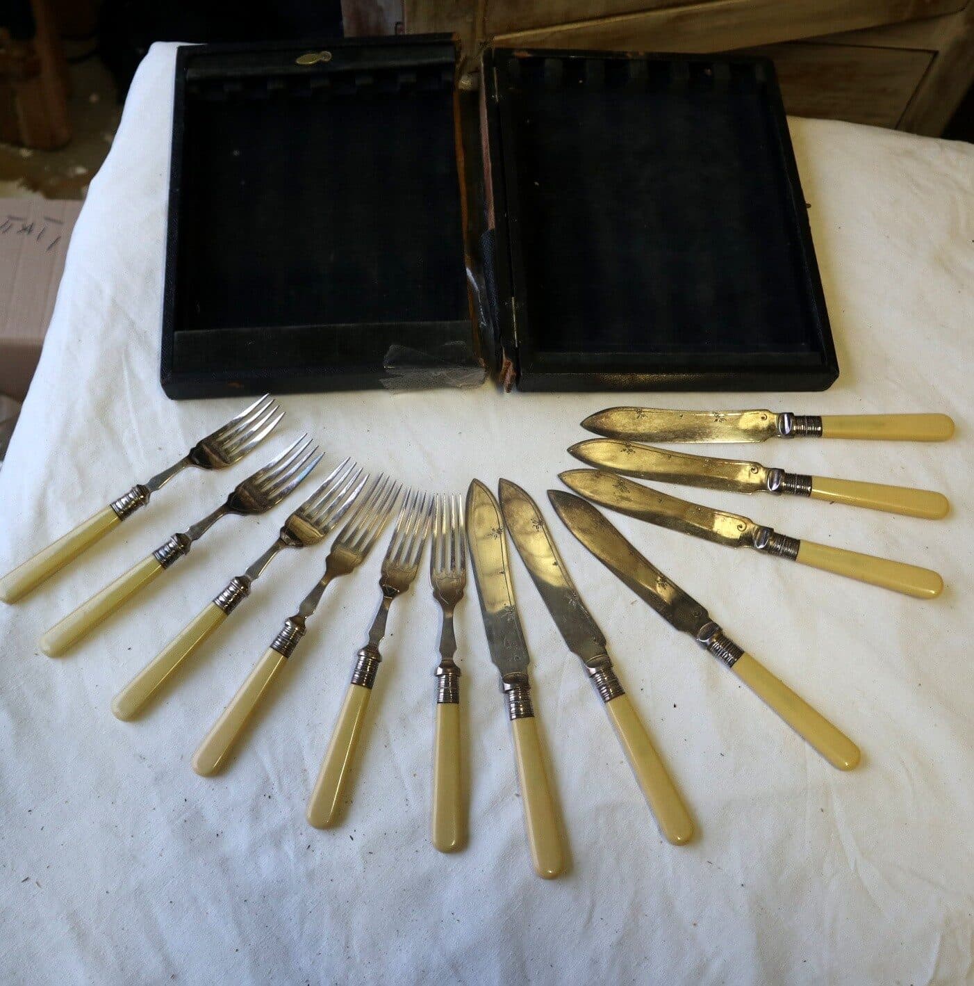 Servizio Posate da Pesce Inglesi Fine ‘800 – Inizio ‘900 – Manici Color Avorio, 6 Forchette e 6 Coltelli Cesellati – Set Antico - 8