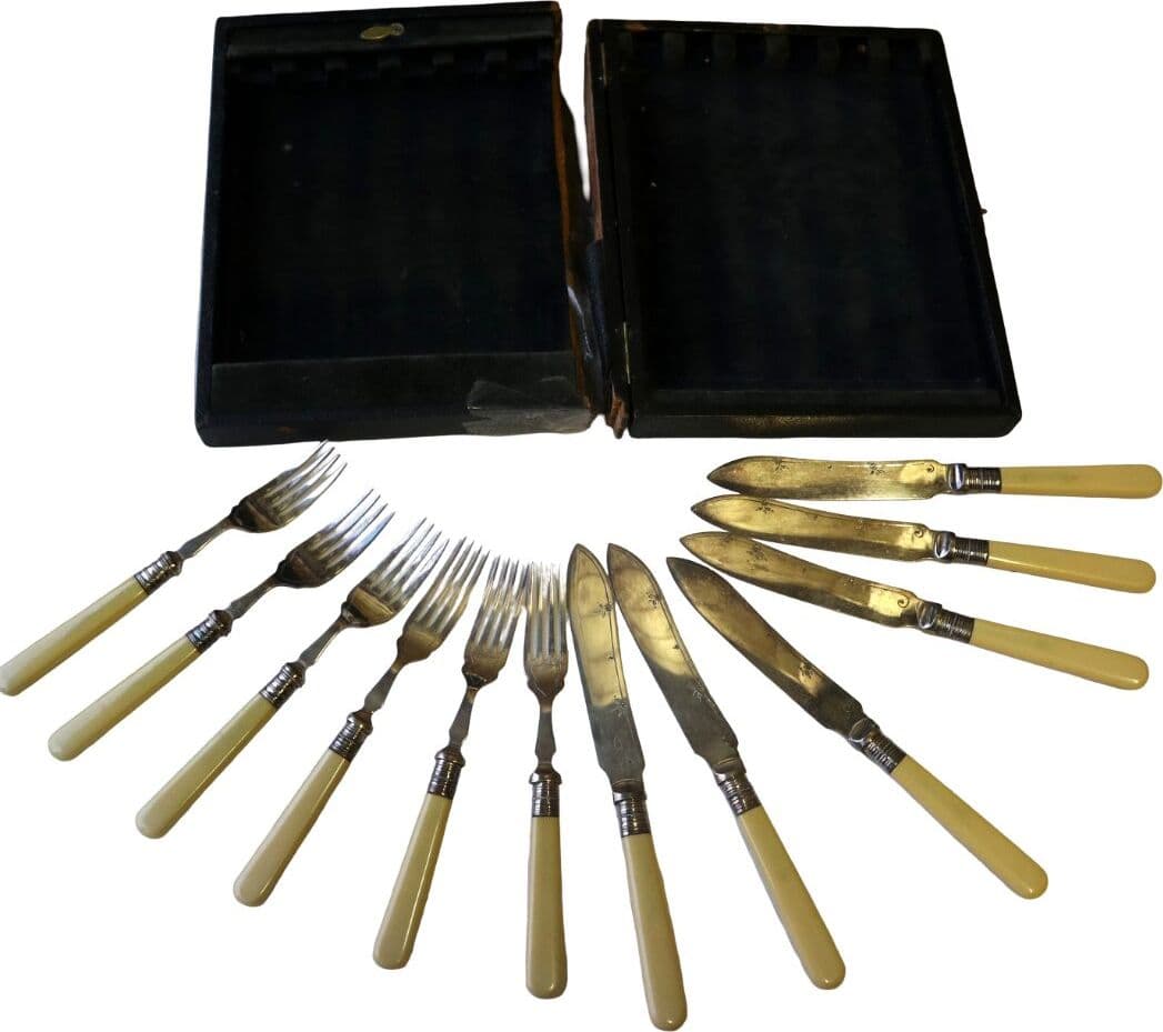 Servizio Posate da Pesce Inglesi Fine ‘800 – Inizio ‘900 – Manici Color Avorio, 6 Forchette e 6 Coltelli Cesellati – Set Antico - 9